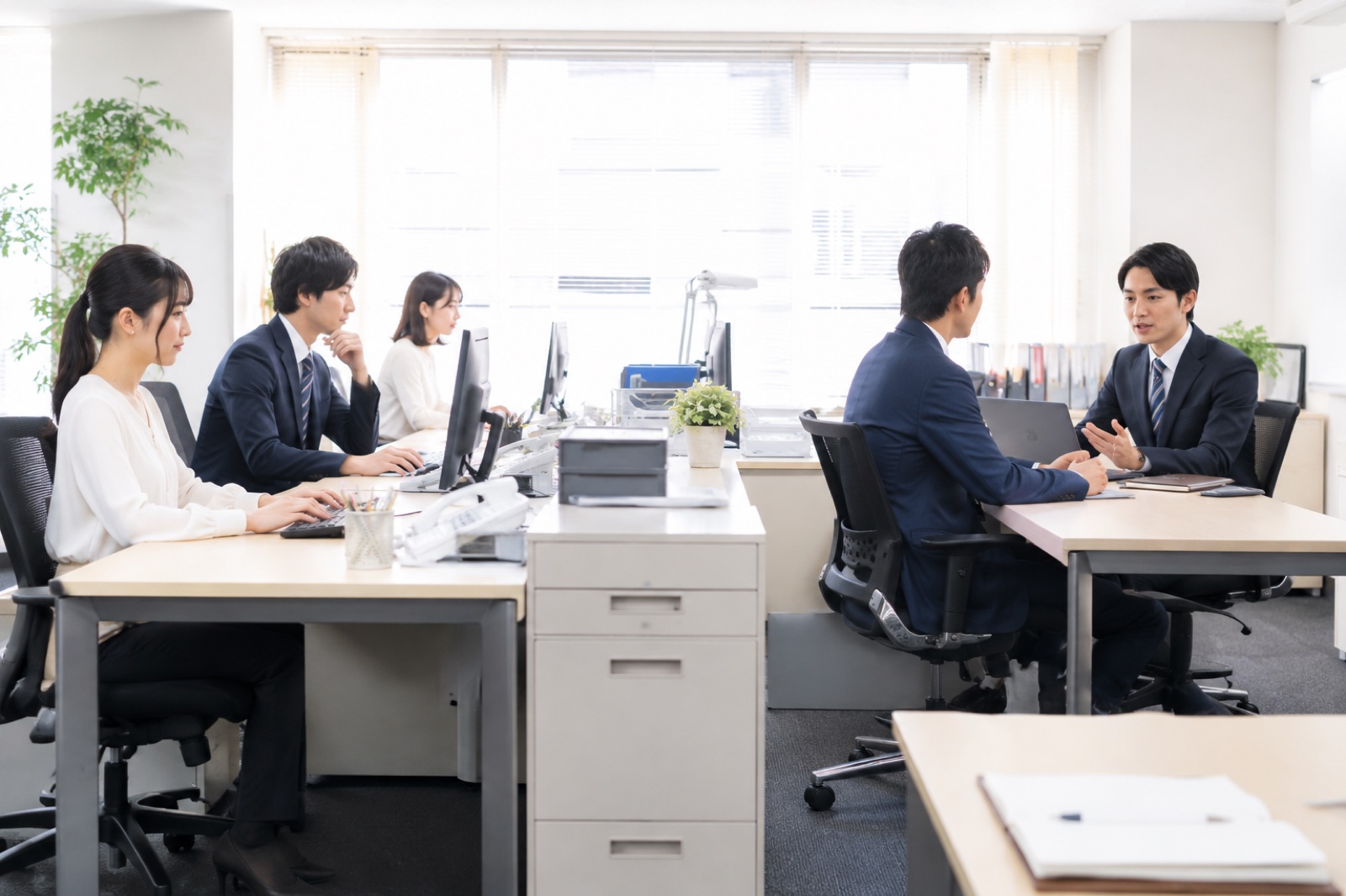 BDRとSDRの役割分担を話し合うシーン