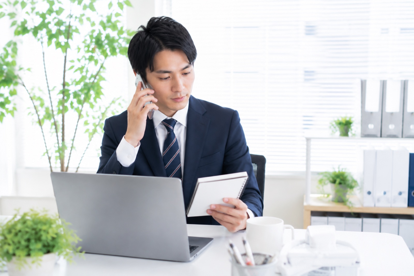 決裁者と接点を作った後のフォローを進めるシーン